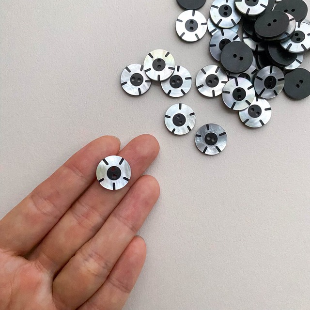 黒い太陽模様のラウンドシェルボタン（15mm）