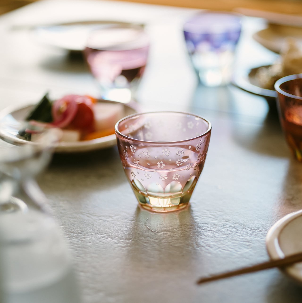 切子　金赤　ぐい呑　一個 月夜桜（プラセオ×金赤）ぐい呑 | 椎名切子（GLASS-LAB) 江戸