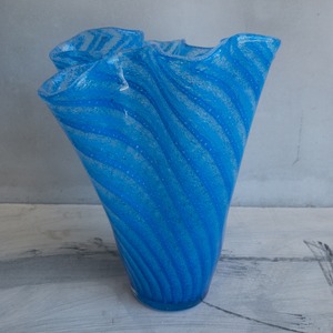 青いキラキラした花瓶
