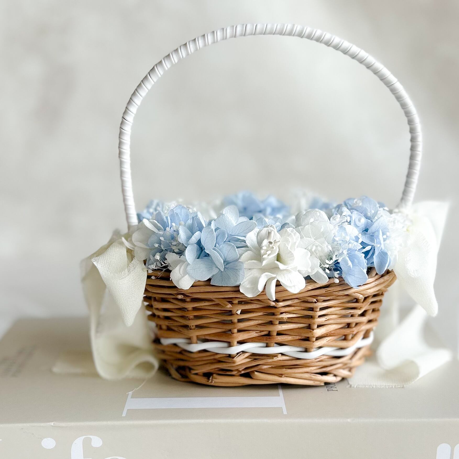 Oval  blue ring pillow basket （プリザーブドフラワーメイン）