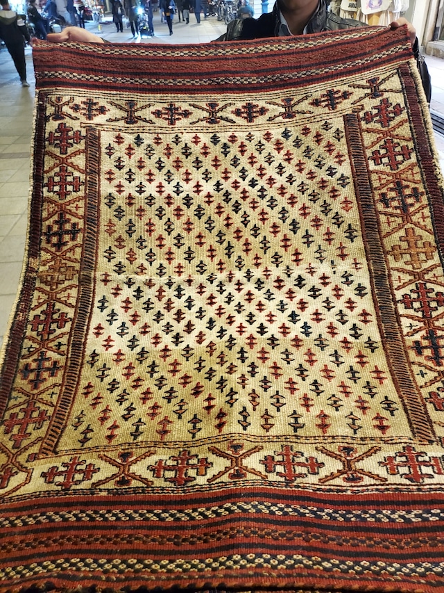 絨毯クエスト40【No.77】Sofre ※現在、こちらの商品はイランに置いてあります。ご希望の方は先ずは在庫のご確認をお願いします。