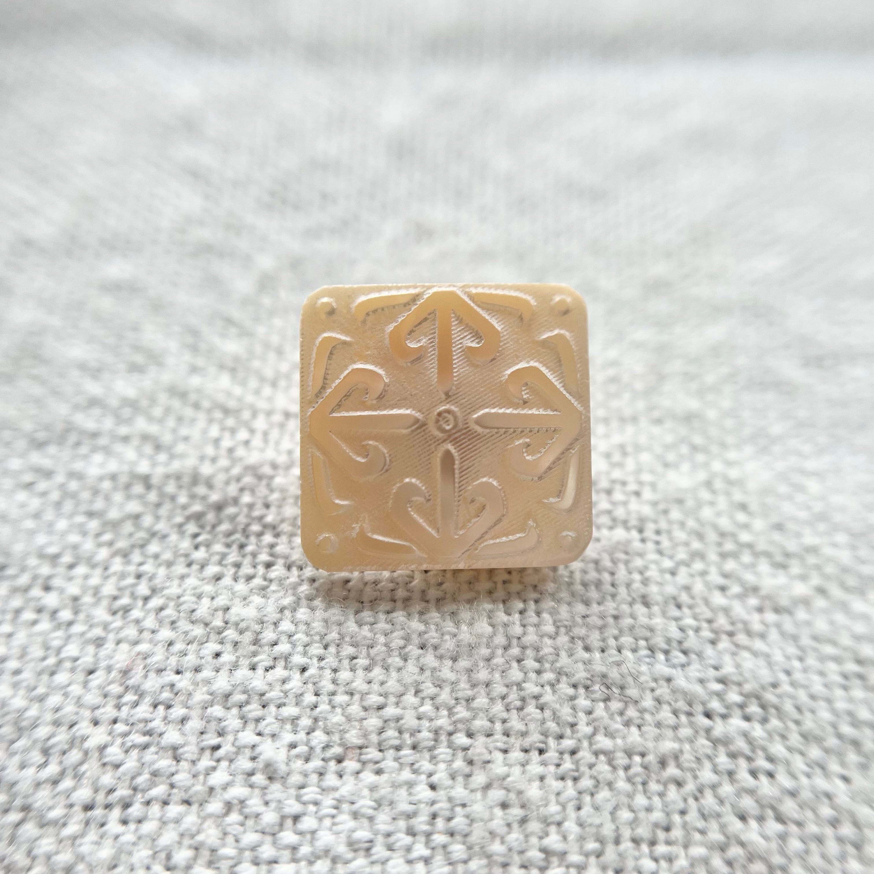 パールベージュ アールデコ調スクエア 17.5mm