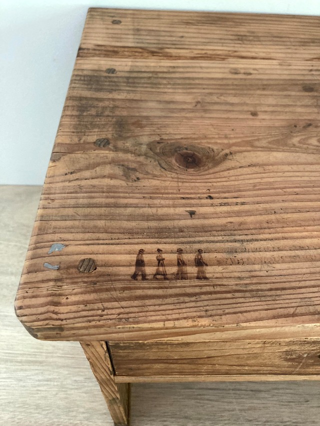 味わいのある古い文机