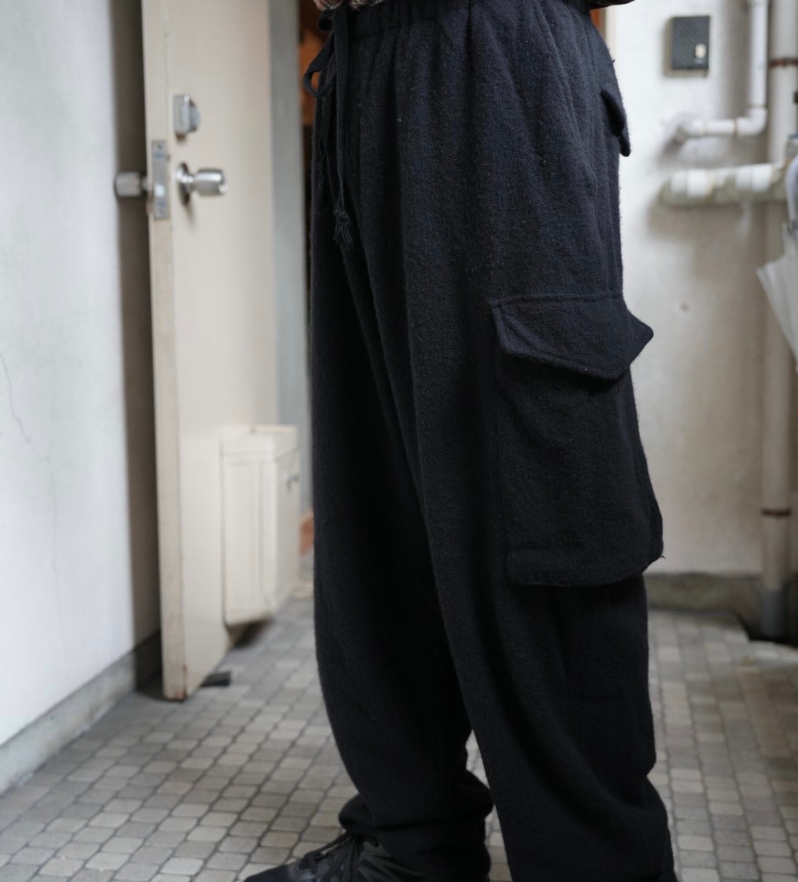 COMOLI(コモリ) / 縮絨ウール6Pパンツ -BLACK-(Y03-03011) | Signs COMOLI(コモリ) / 縮絨ウール6Pパンツ -BLACK-(Y03-03011) | Signs