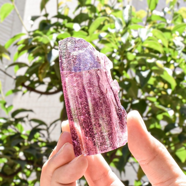 虹入り シエラネバダ産 アンダラクリスタル原石 ストライプグレープバブル A