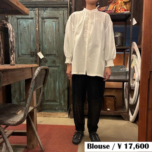 UNIVERSAL SEVEN Cotton Cupra Linen Little Frill Classic Blouse in White and White. This white shirt is made of cotton and linen.