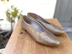 シャンパンダークゴールド・フラットシューズ　上品に輝く大人のグリッターデザイン