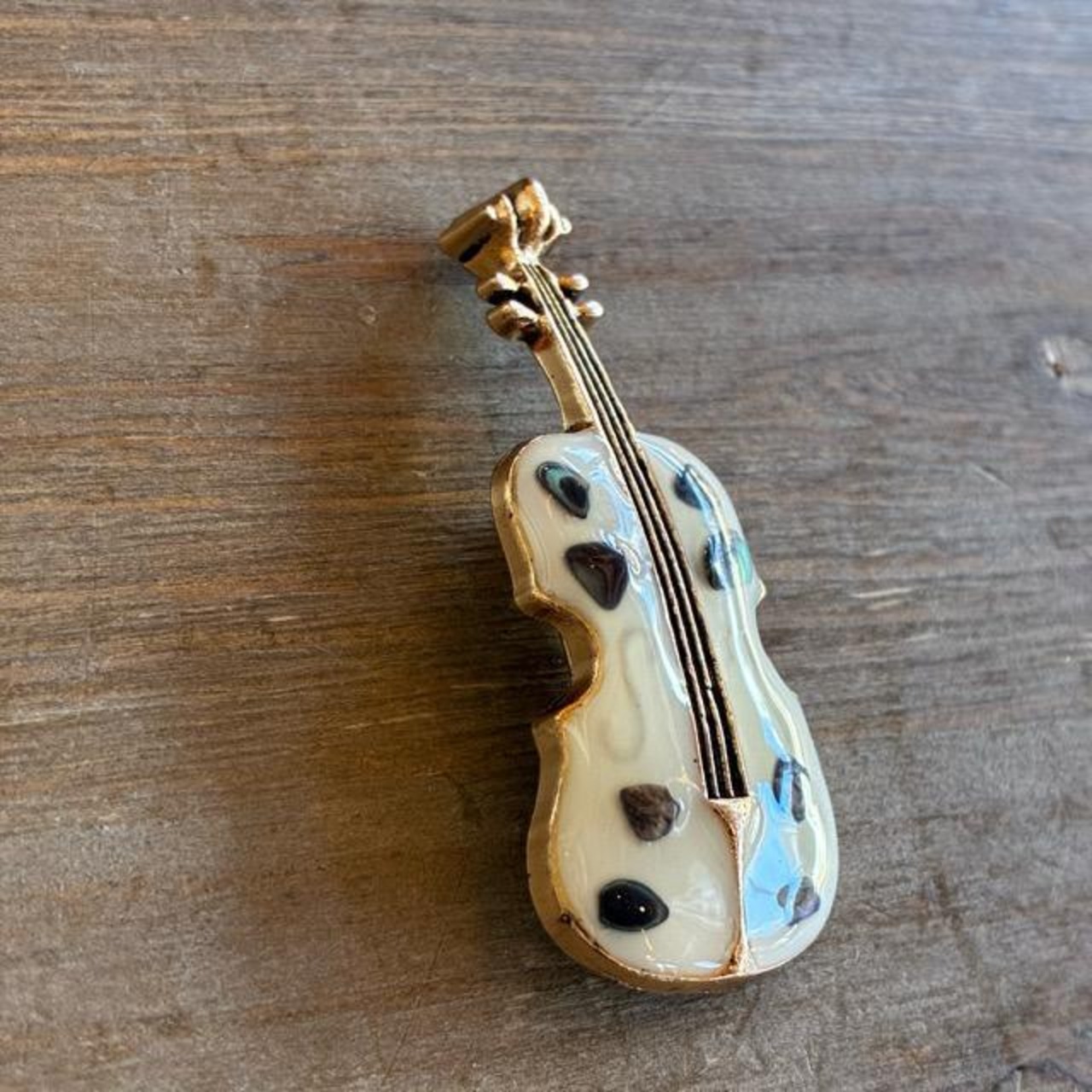 TOPANGA Jewelry art brooch Violin 2color　アートブローチ　バイオリン　全2色　プレゼント　プチギフト　ジャケット　帽子　バッグ　ニット