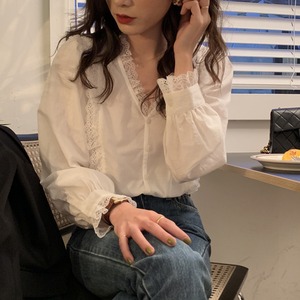 トップス シャツ ブラウス 白トップス 袖あり 長袖 Vネック 襟なし ワイド レース フリル 前開き 透け感 薄手 かわいい 大人可愛い 甘め きれいめ シンプル カジュアル 大人 上品 お洒落 大人女子 こなれ感 ガーリー フェミニン エレガント 主役級 抜け感 無地 春 秋 冬 20代 30代 40代 ママ 通勤 通学 デート お出かけ 女子会 休日 旅行 着回し 普段使い 重ね着 韓国系 オルチャン モテ 体系カバー 定番 トレンド 流行 インスタ映え S M L ホワイト