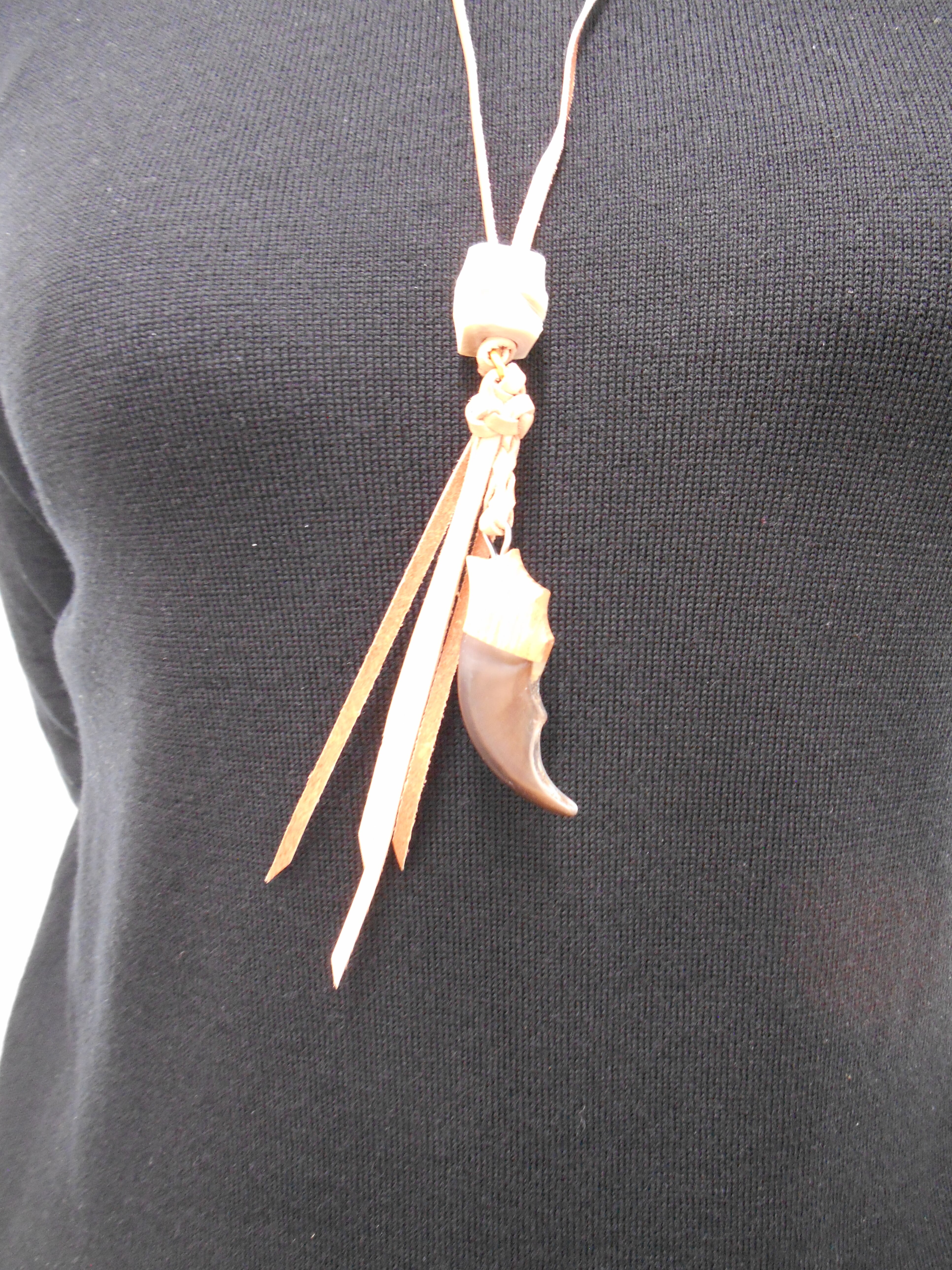 アイヌ工芸 マッコウ鯨 勾玉 ネックレス ハンドメイド 組紐-