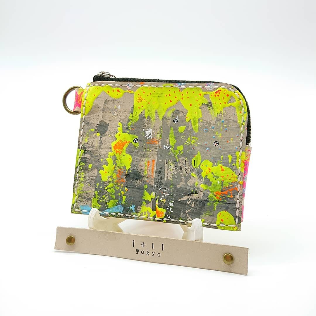 蛍光イエローの鍾乳洞