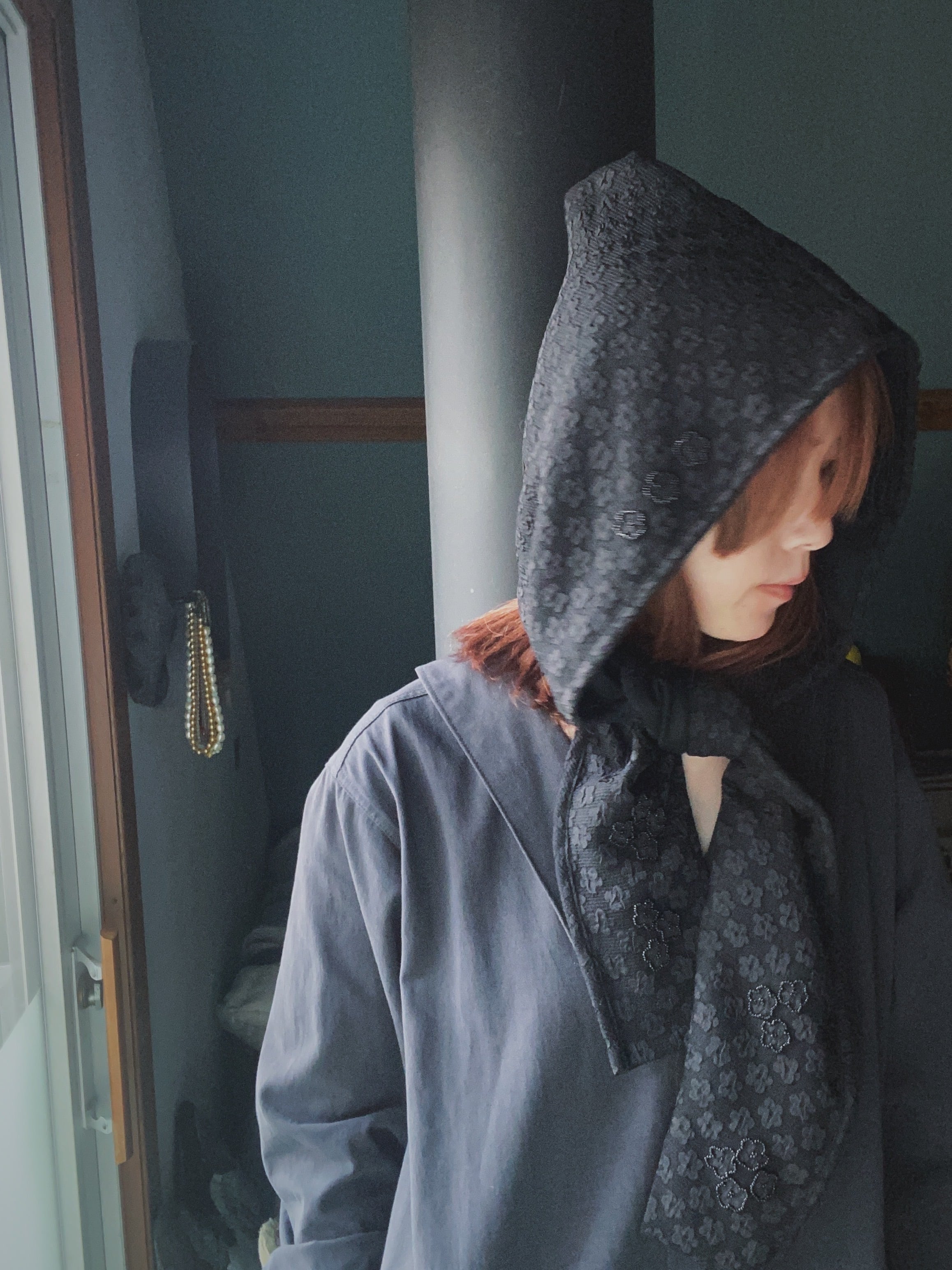 second hood-black embroidery flower