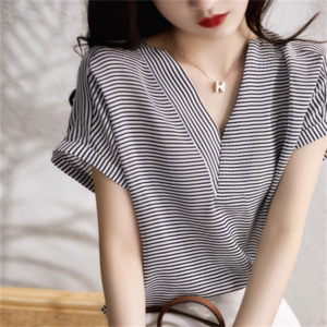 【送料無料】 トップス Tシャツ ブラウス 袖あり 半袖 Vネック プルオーバー 薄手生地 かわいい 大人可愛い 大人女子 こなれ感 シンプル カジュアル 大人 上品 おしゃれ お洒落 ラフ コンサバ ガーリー ボーダー しましま 夏 20代 30代 40代 レディース 女性用 ママ ママ服 ママファッション デート お出かけ お茶会 女子会 休日 着回し プチプライス デイリーユース 普段使い オルチャン ファッション コーデ スタイル 楽ちん 定番アイテム 着痩せ   黒 ブラック モノトーン