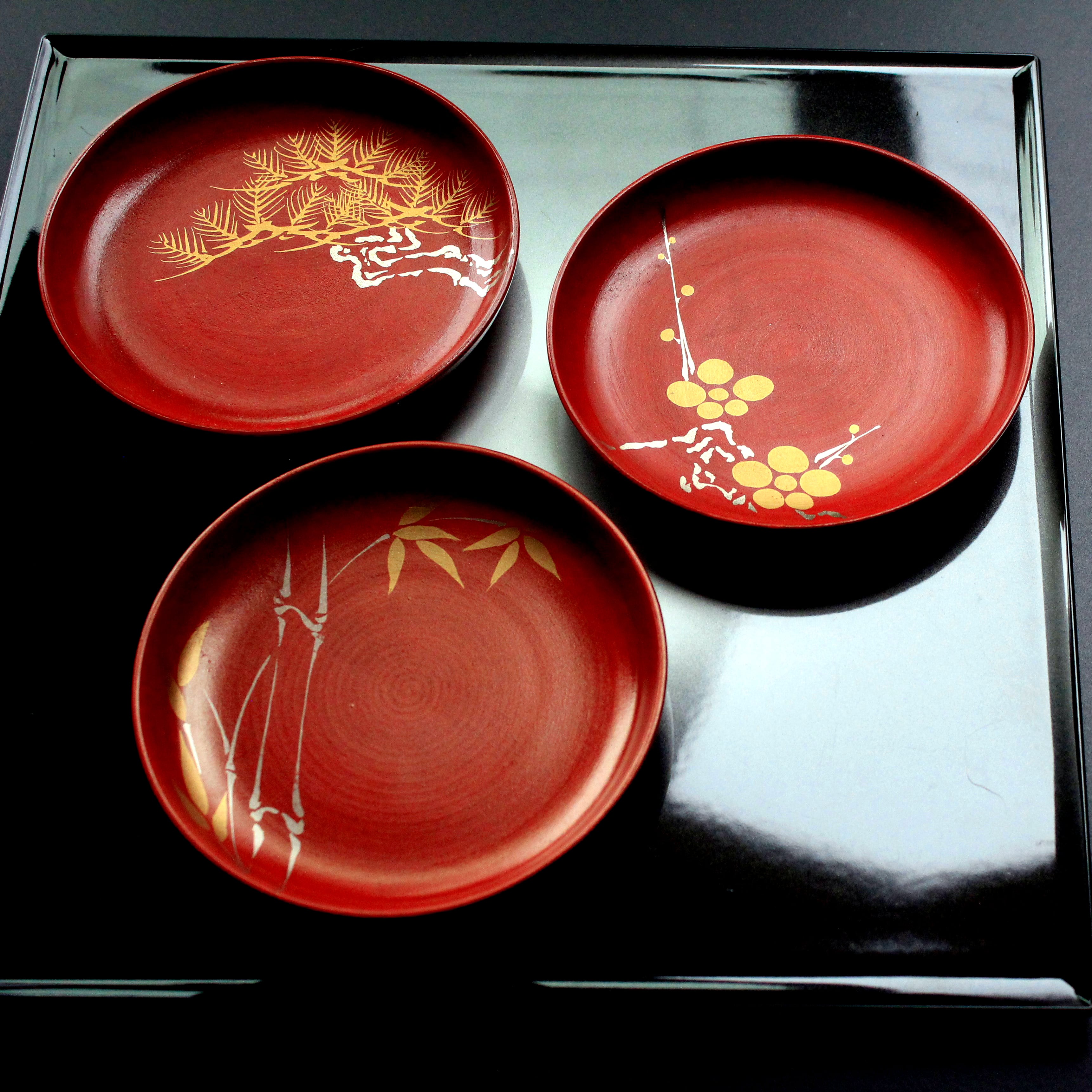 有田焼 松竹梅4寸皿 朱 | 芦屋貴兆陶家 online shop