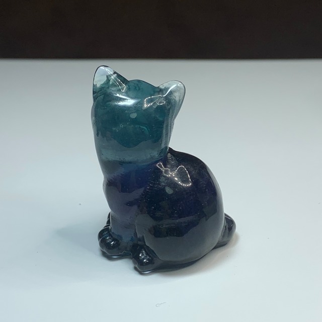 レインボーホワイトカルサイト×ちょこんと座っている可愛いねこさん・フローライトねこ