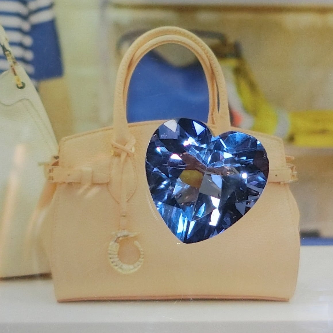 Empress of Azur.【再入荷】超極大粒ハートのブルーフローライト。ロイヤルブルーサファイアそっくりの天然超美巨石。