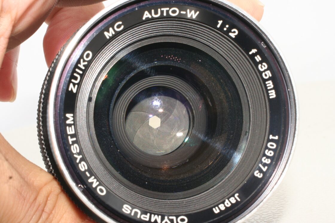 OLYMPUS OM-SYSTEM ZUIKO 35mm f2 メタルフード付 (準広角・単焦点 