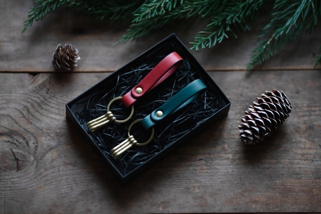 【ラッピング商品】草木染革[migaki]ペアキーホルダー