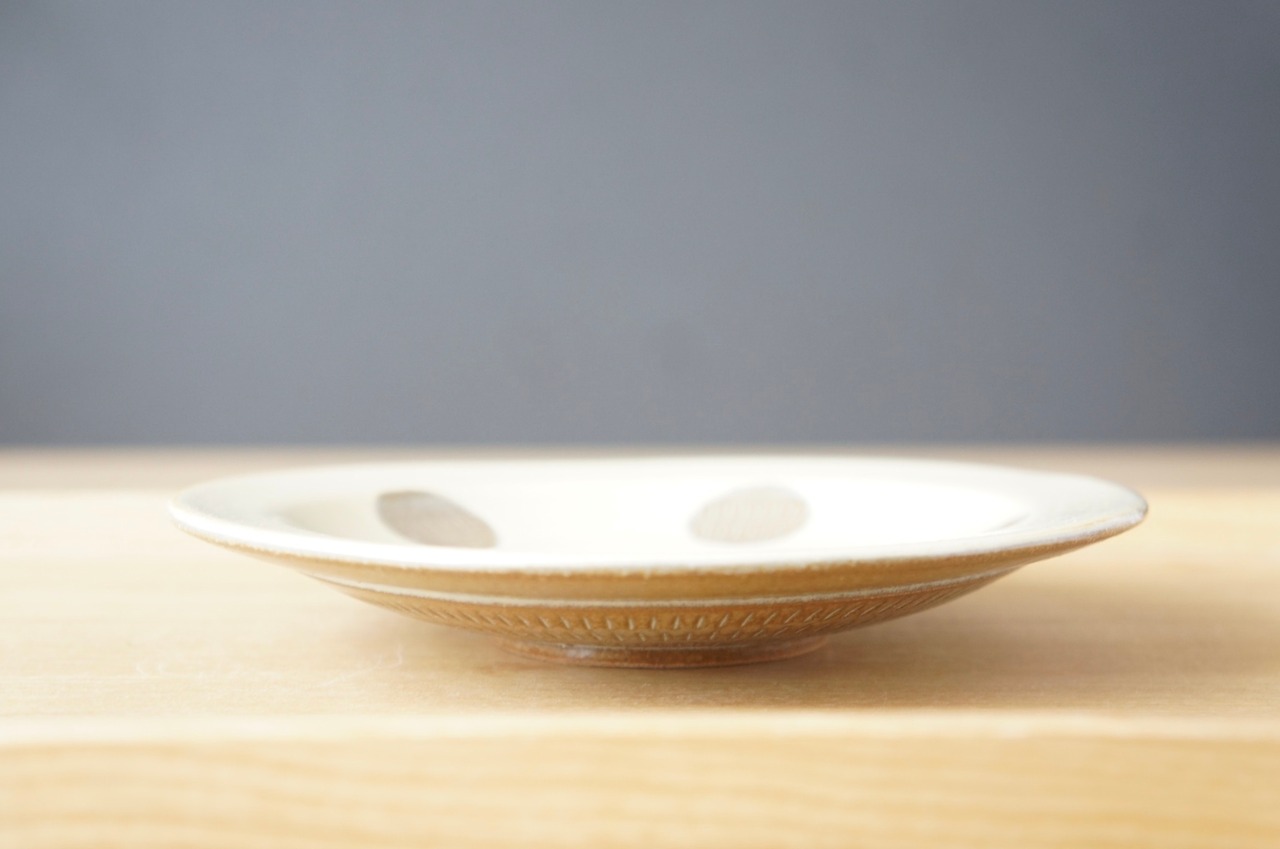 小石原焼 翁明窯元 リムつき5.5寸皿 水玉・白釉 ②【37-463】