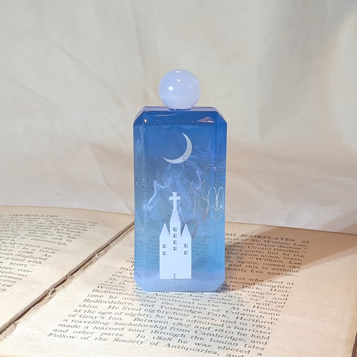 三日月にもやがかかる夜の教会