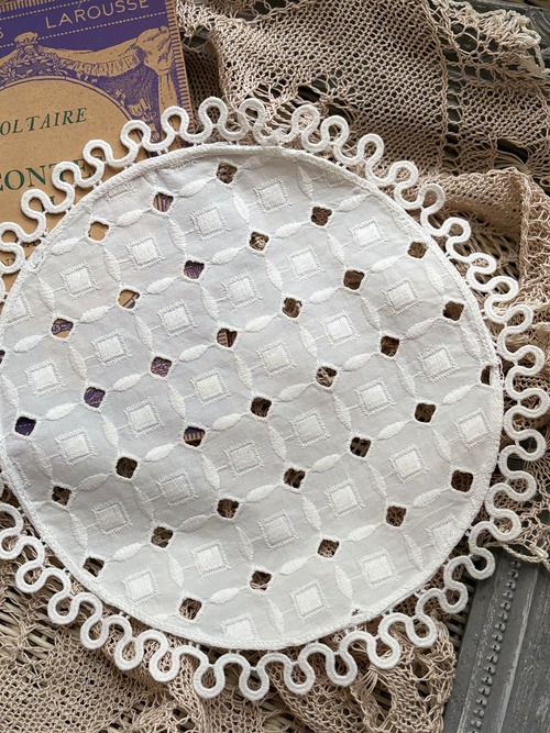 フランスVintage ドイリー 敷物 21cm 白糸刺繍 スカラップ インテリア ハンドメイド素材 額装 撮影小物