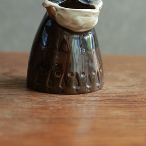 そっと目を閉じた、素朴な女の子のフラワーベース 7