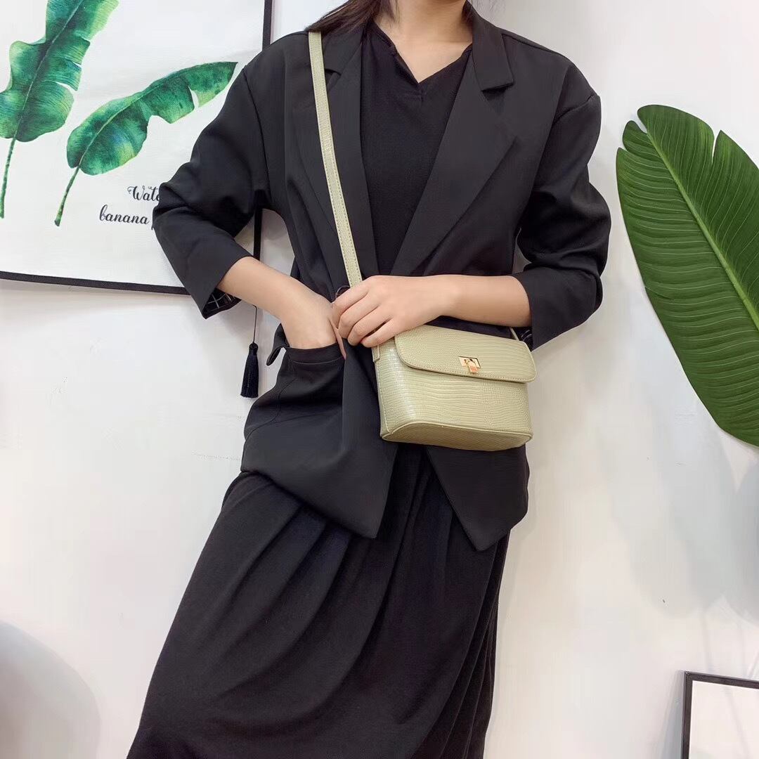 フラップショルダーバッグ