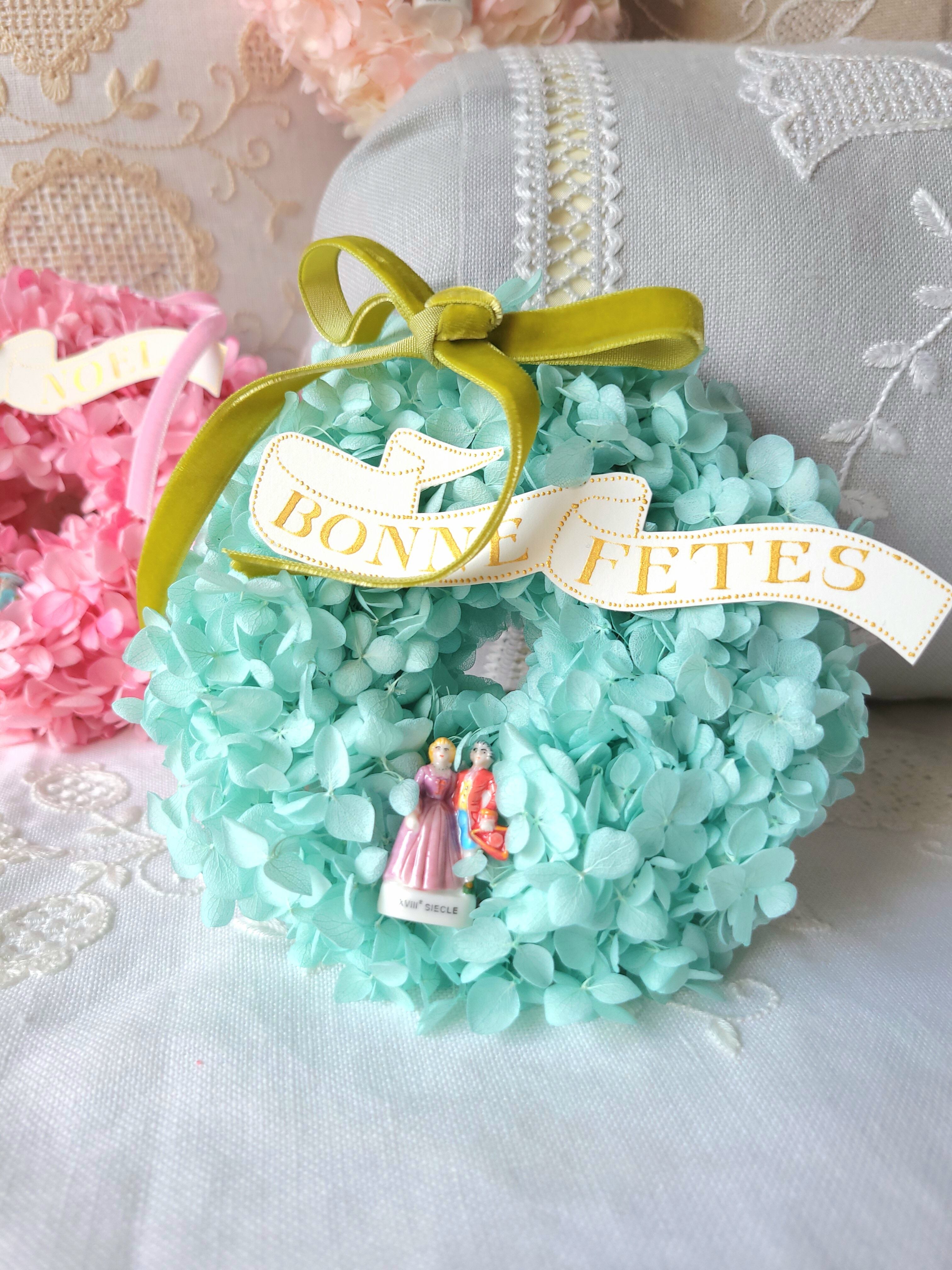 “Feve”(フェーヴ)とプリザーブドフラワーのリース《BLUE》