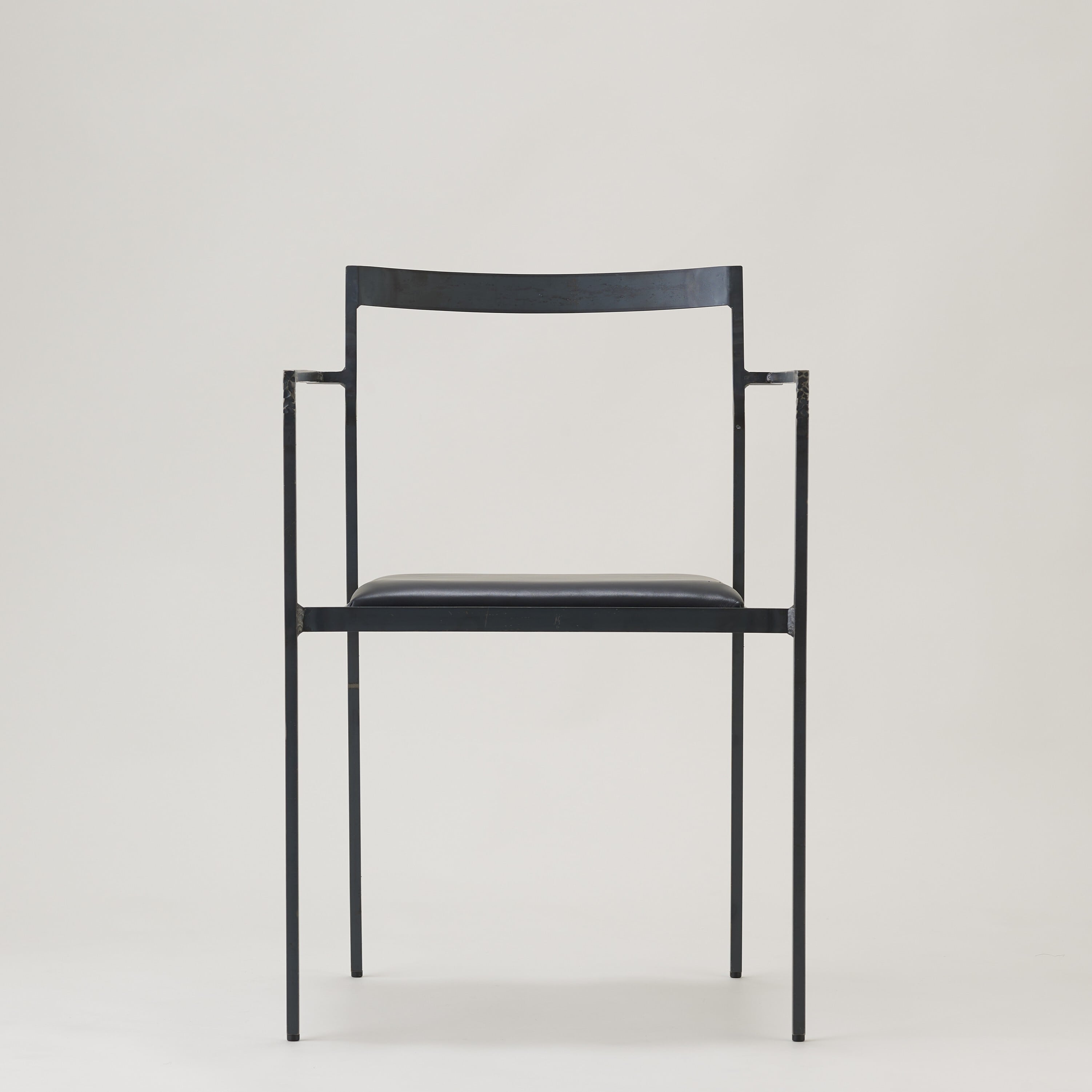 細さを極限まで追求した椅子。SHINスタッキングアームチェア【 FKU2500 FB-B】 ダイニングチェア スタッキングチェア アームチェア 鉄家具 国産家具