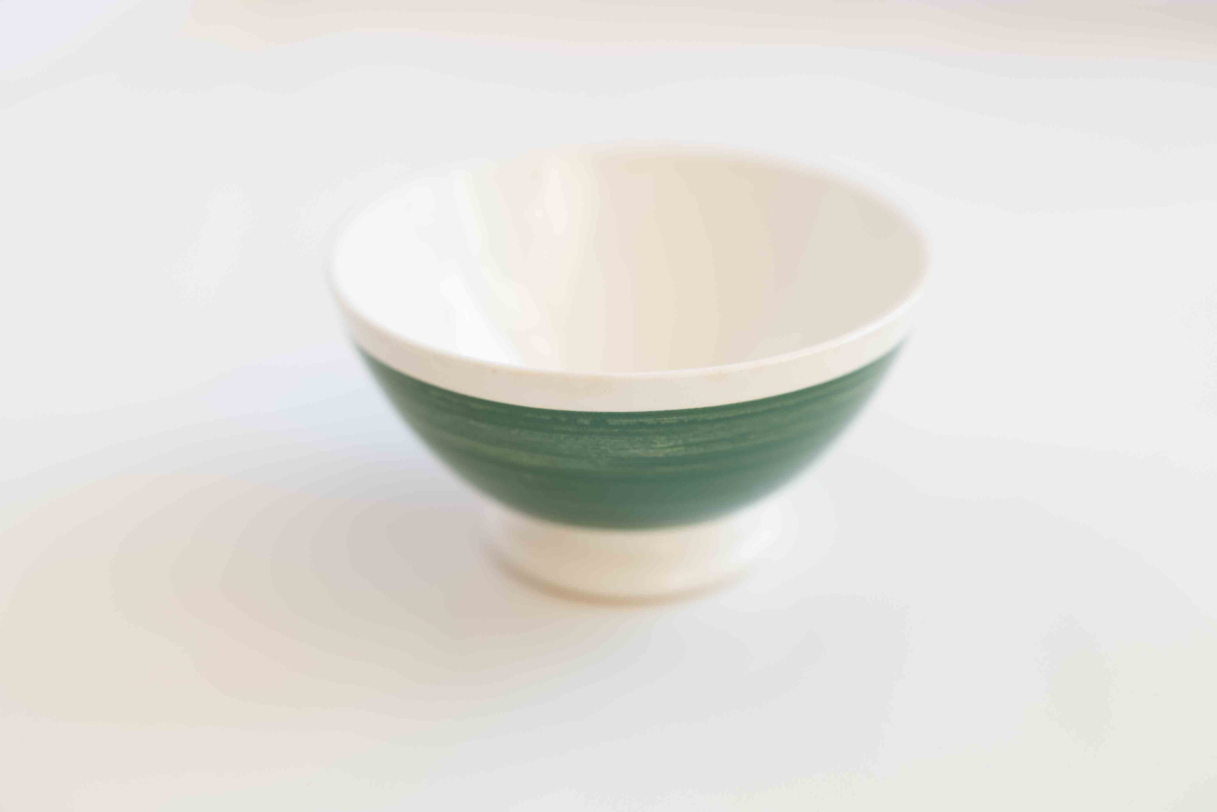 フランス DIGOIN(ディゴアン)社製の小ぶりの大きなボウルです。一と刷毛で書かれたグリーンのラインが魅力的です