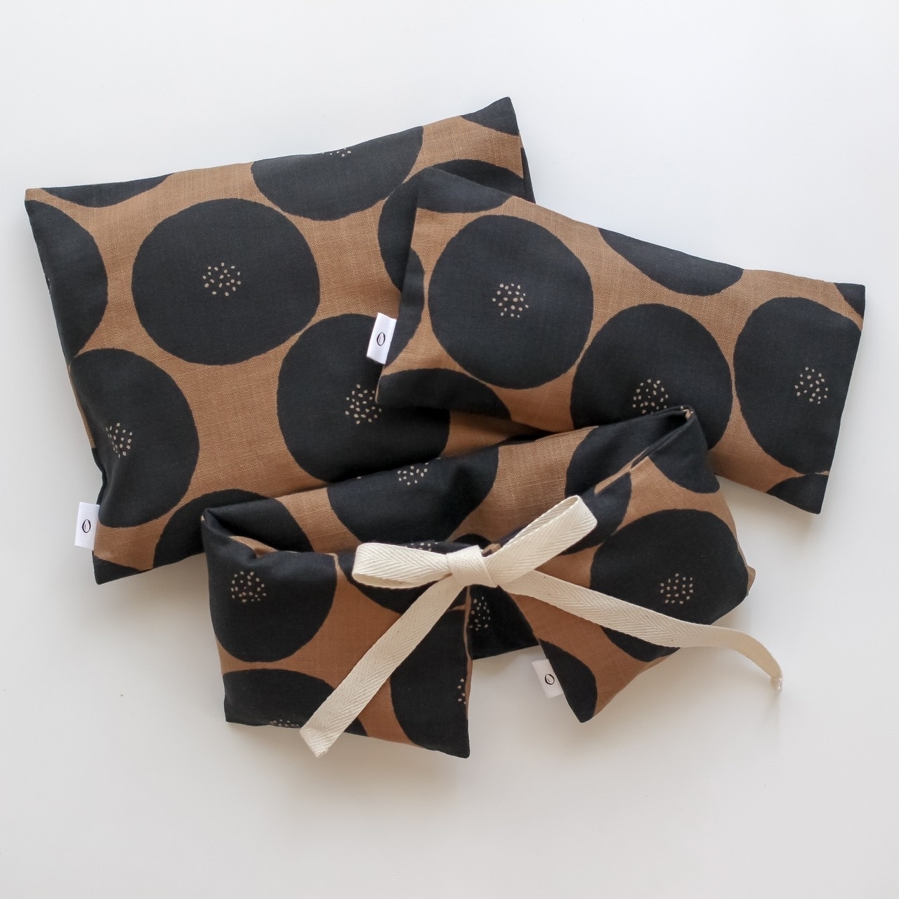 再販《アイピロー／首・肩用／大判》米ぬか・玄米カイロ（選べるハーブ）あんぱん柄 カバー付