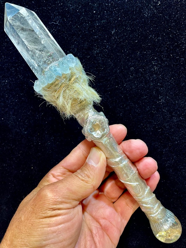 29) エネルギーを高める超アイテム！「アート・クリスタルワンド」プロフェッショナル・ハンドメイド(台座付)