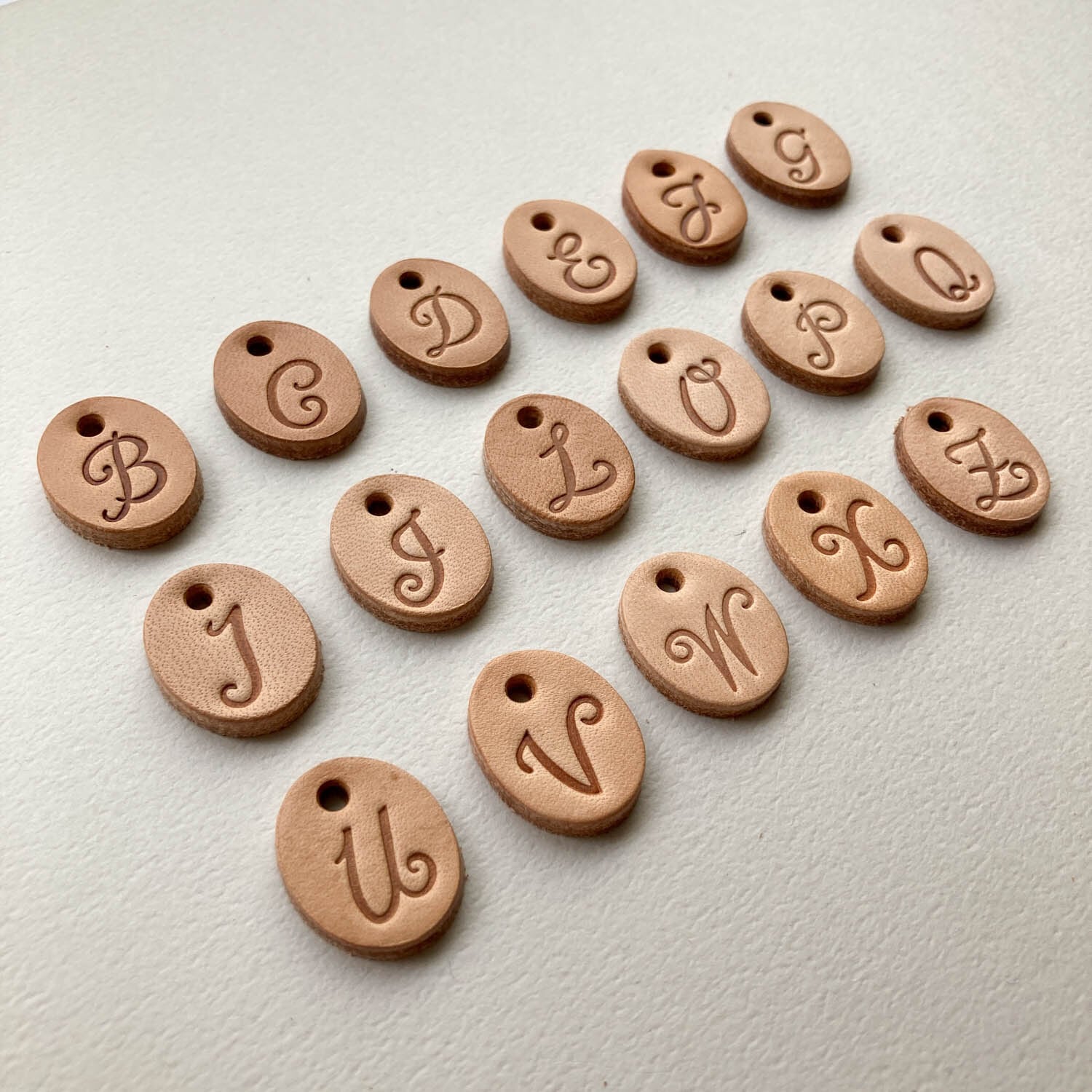 レザーイニシャルチャーム | Dua-アクセサリーパーツショップ