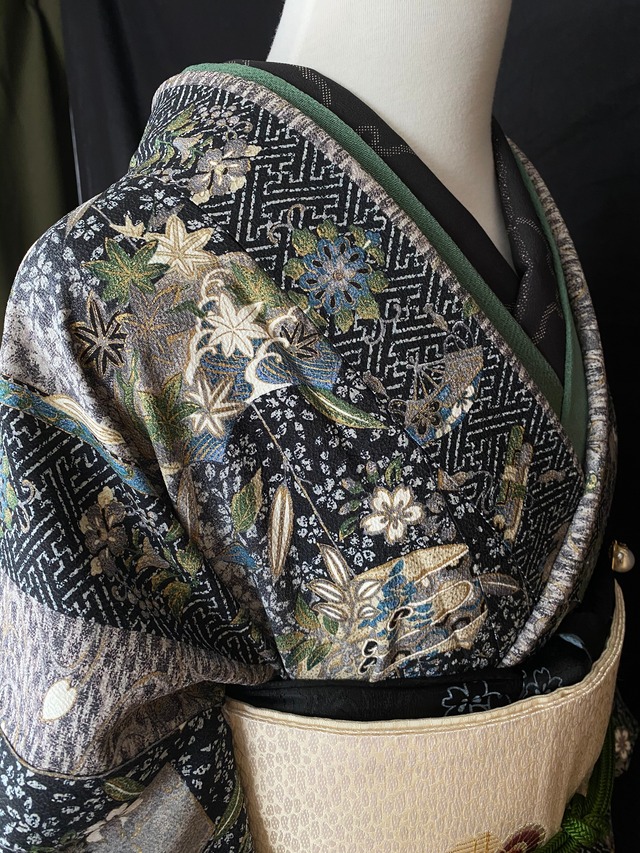 草色に縞。糸巻き模様の琉球紬〉SALE 草木染め 証紙付 手織り 普段着  