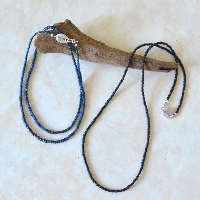 Mandi/マンディ Small A.Beads Necklace(60cm)(Navy/Black)