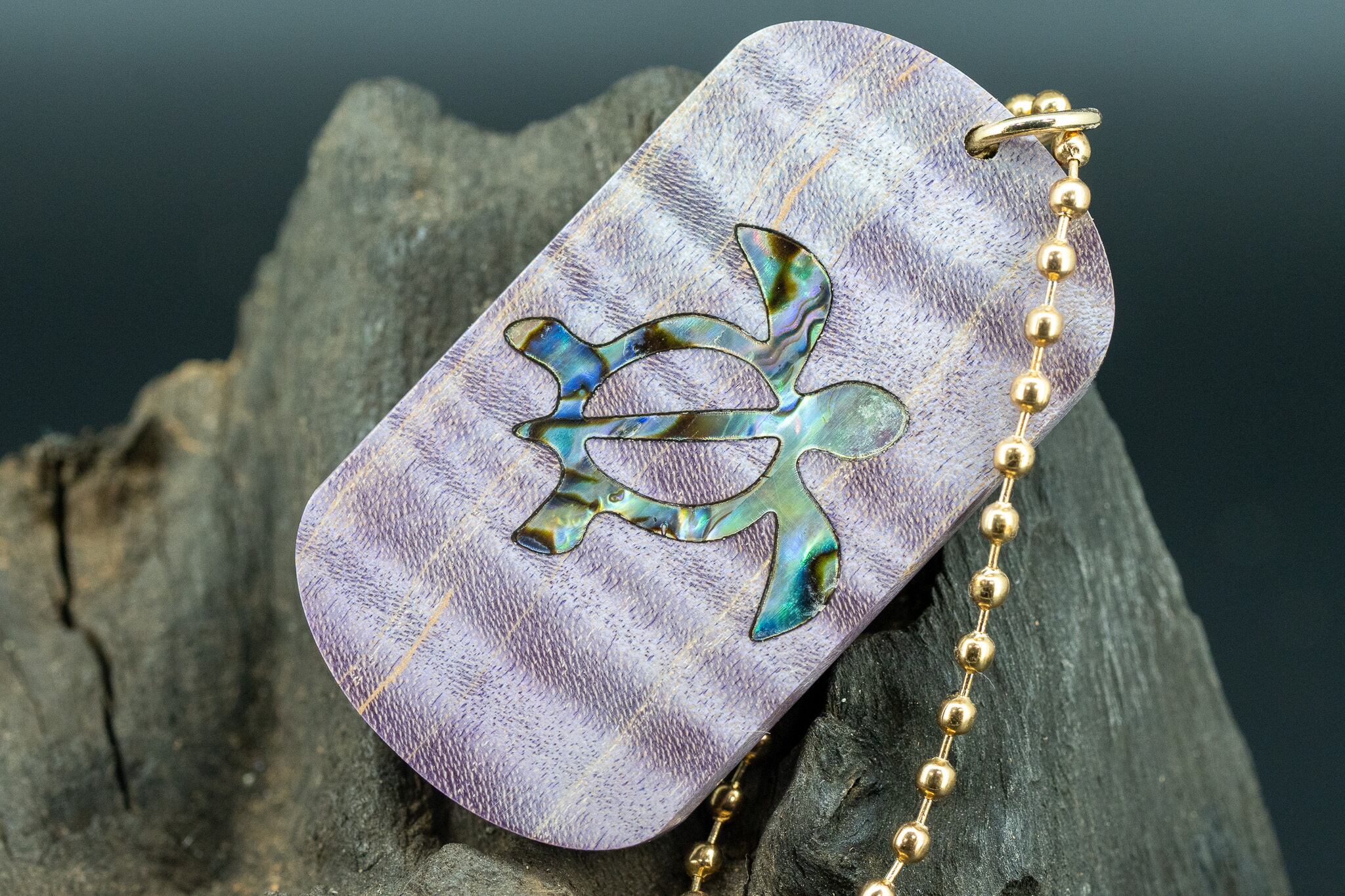 【カナダの象徴】ハードメープル スタビライズウッド ドッグタグ 象嵌 浅瀬で泳ぐウミガメ