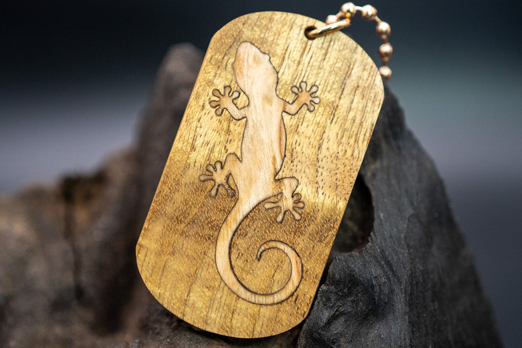 【黄金の木】 御蔵島 金桑 ドッグタグ 象嵌 木登りトカゲ