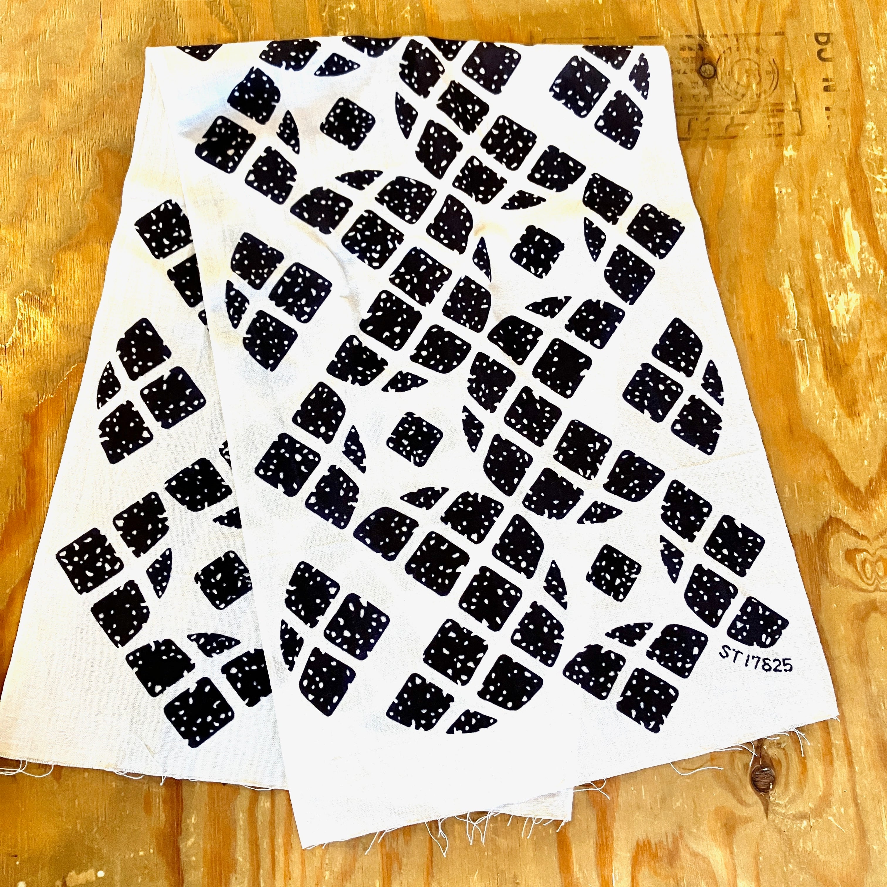 ハンカチになるアート【Square world】「りんご」／ダブディビ