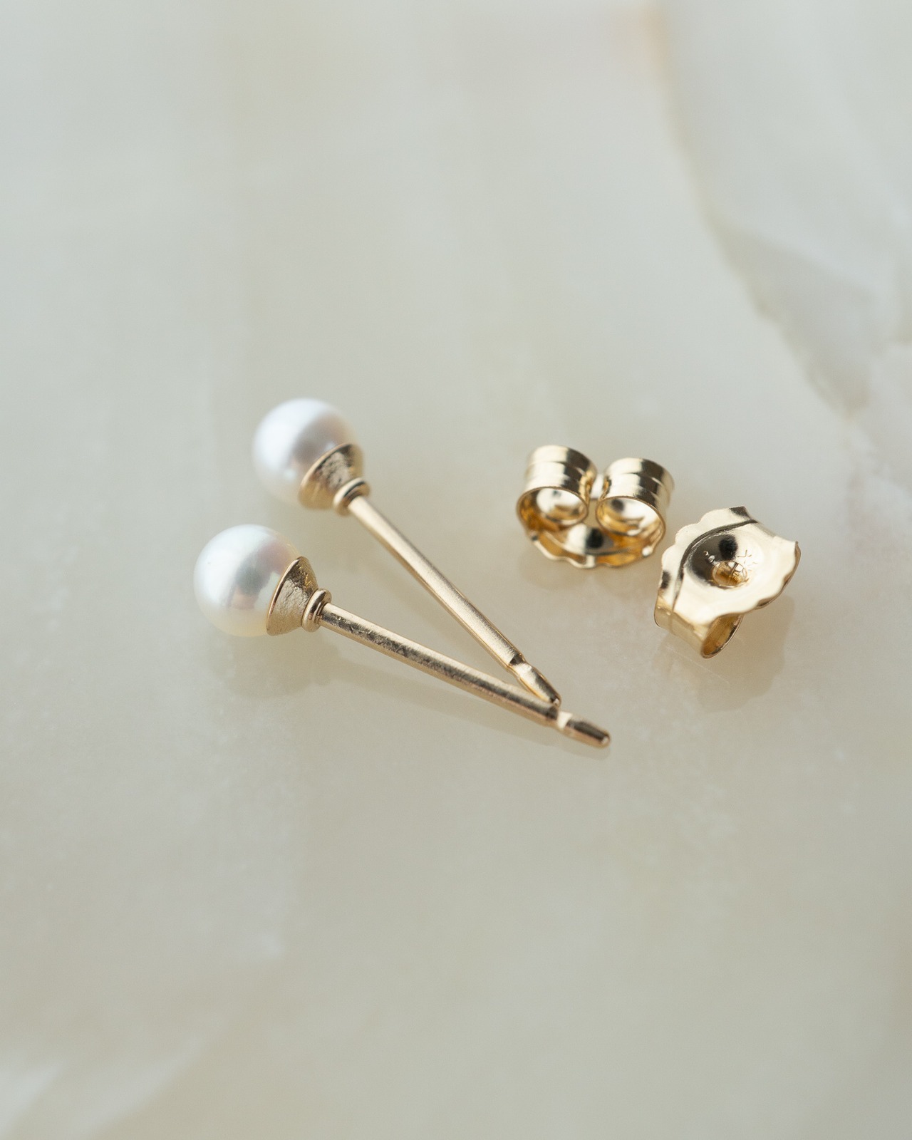 極小パールピアス-White／K14GF