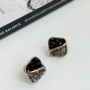 コントラストクリスタルスクエアピアス W10300