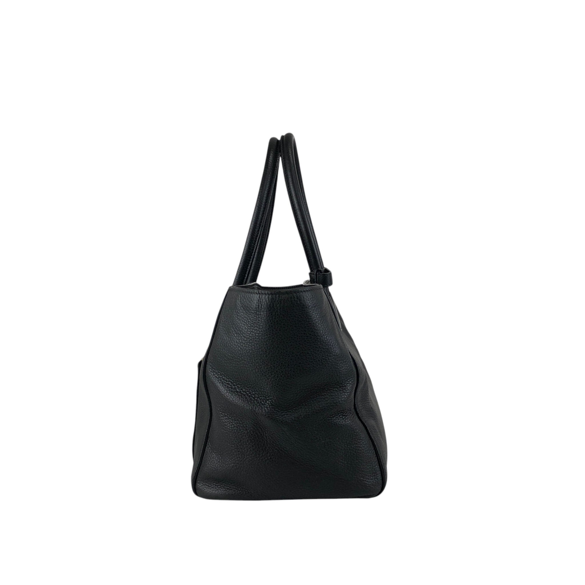 PRADA プラダ ショルダーバッグ ブラック トライアングルロゴ レザー