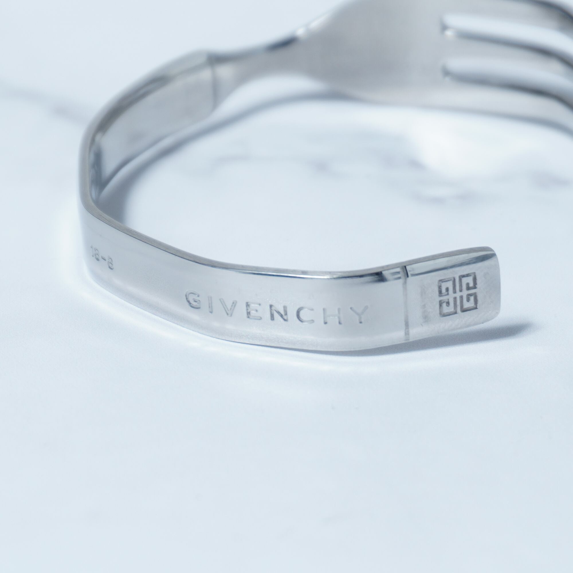 GIVENCHY】ジバンシー ”4Gロゴ” フォークバングル silver | ブランド