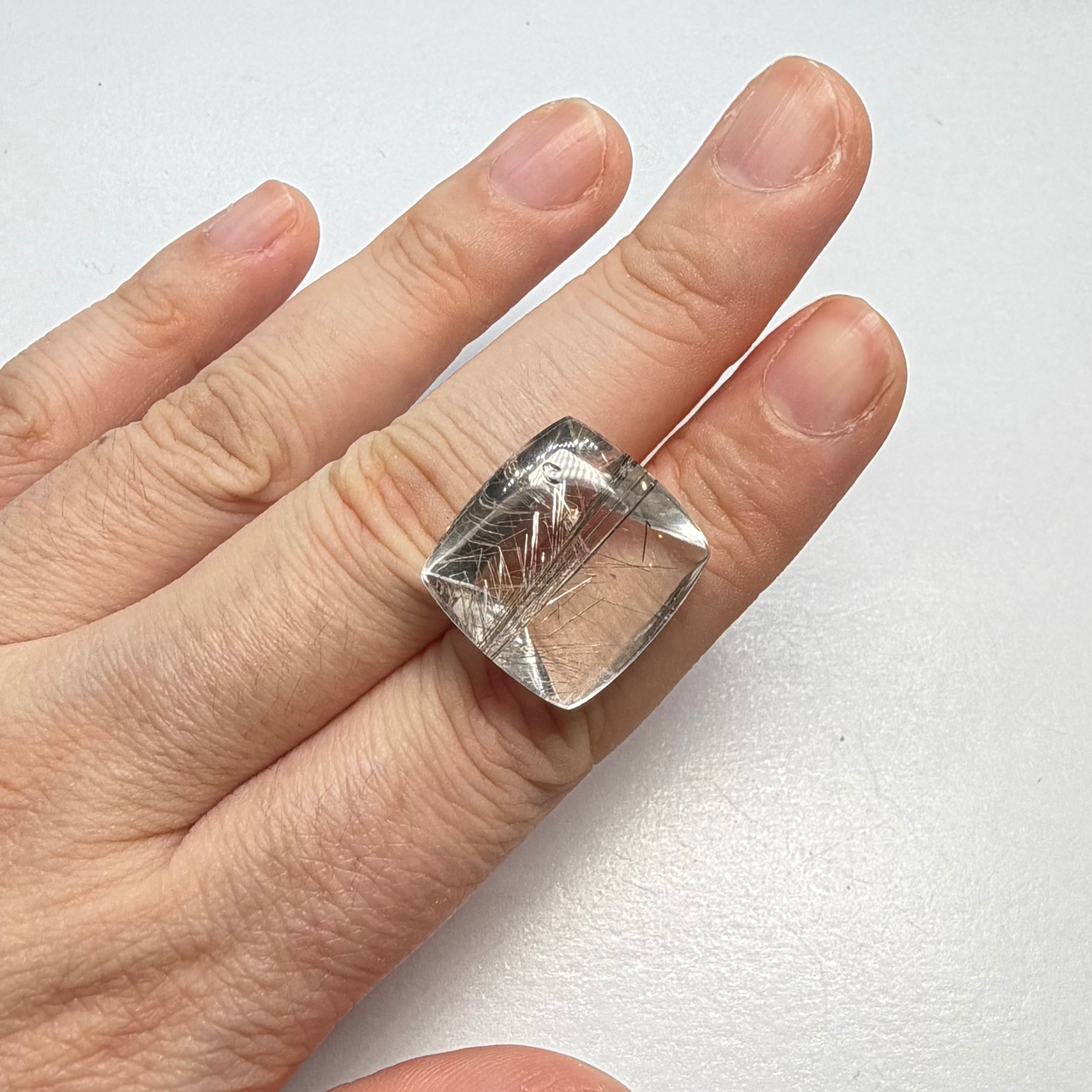 茶柱が立ったようなシルバールチルクオーツ