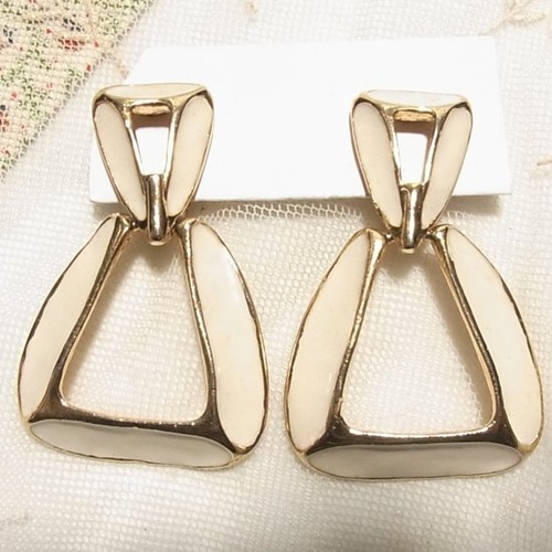 アイボリーカラーの下がる大ぶりイヤリング　コスチュームジュエリーのセール通販　8927E