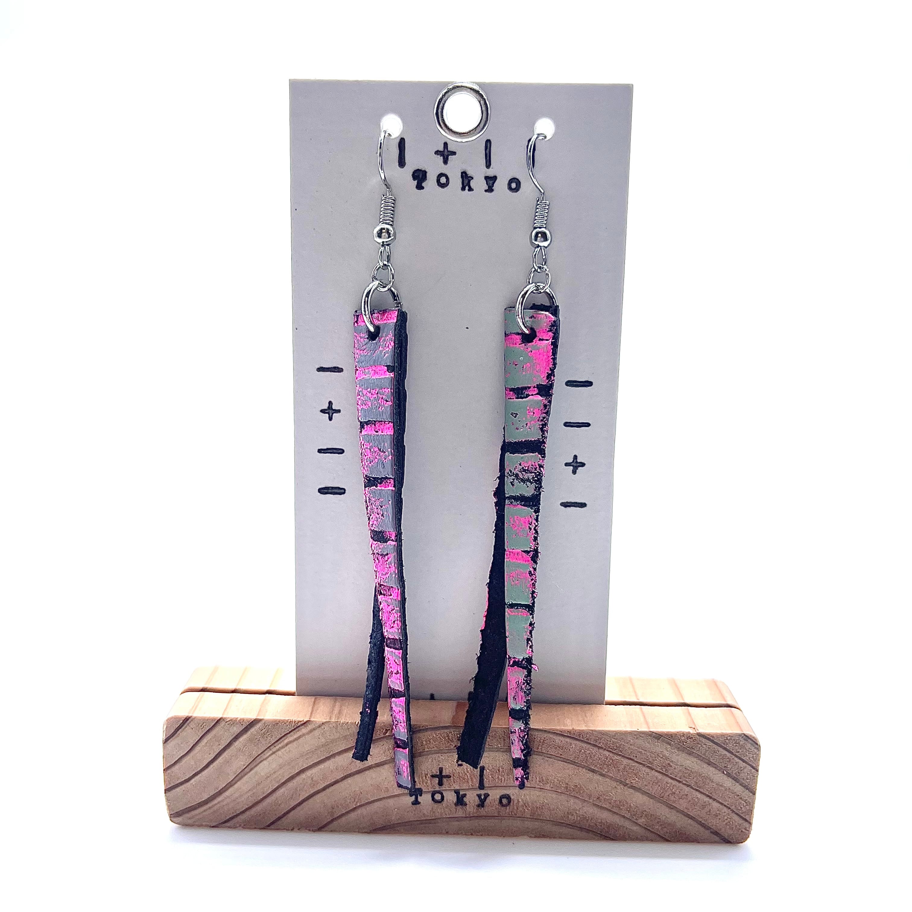 革ピアス　ショッキングピンクイカゲソ　本革