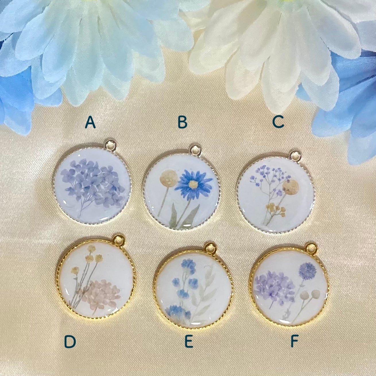 花が描かれた白くて丸いペンダントトップ シックな雰囲気のレジン