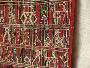 物語をモチーフにした織物(グアテマラ)