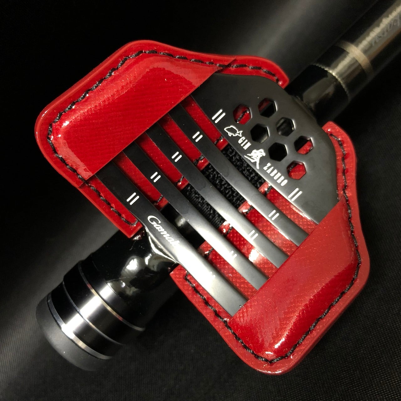 へちさぐり銀治郎・銀参郎兼用肘当てカバー（クロコ型押しエナメル黒