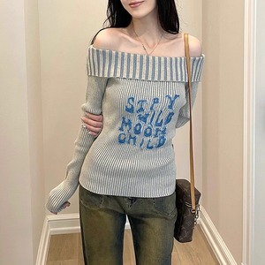 レディース トップス セーター 長袖 オフショルダー 襟なし ストリート かわいい カジュアル おしゃれ かっこいい メンズライク マニッシュ ボーイッシュ クール 存在感 アクティブ ワイルド ロゴ 春 秋 学生 デート お出かけ イベント 公園 女子会 休日 ショッピング コンサート ライブ カフェ 重ね着 韓国 オルチャン プチプラ 普段使い 着回し インスタ映え S M L XL 小さいサイズ 大きいサイズ グレー ベーシックカラー 大人カラー