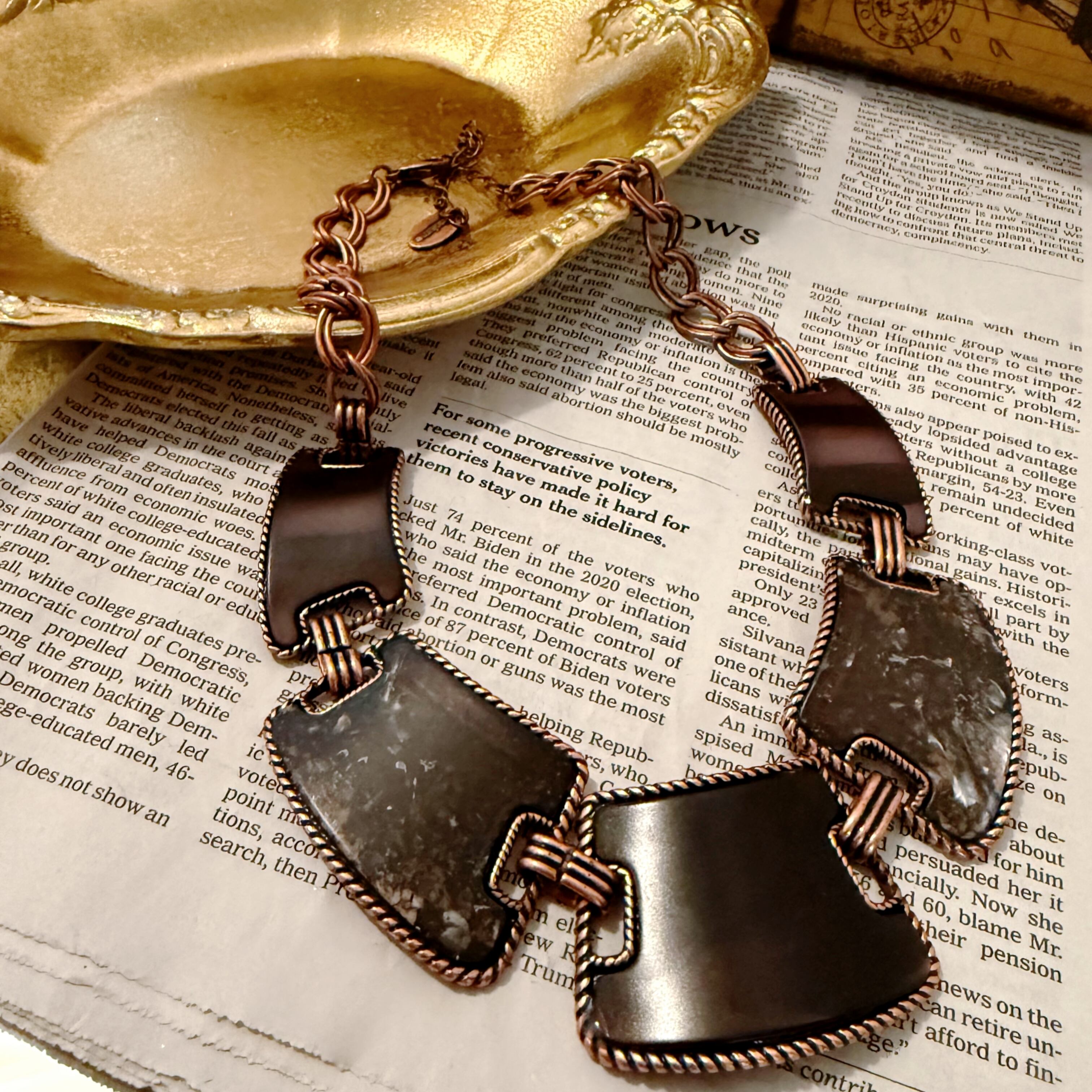 28カッパーブラウンの大ぶりショートネックレス